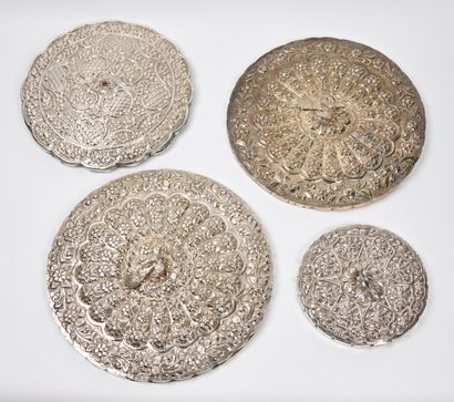 null EGYPTE - XXe siècle - Dans le style ottoman

Quatre miroirs ronds en argent,...