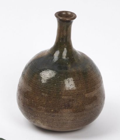 null JAPAN - EDO period (1603 - 1868)

A small beige stoneware bottle with a high...