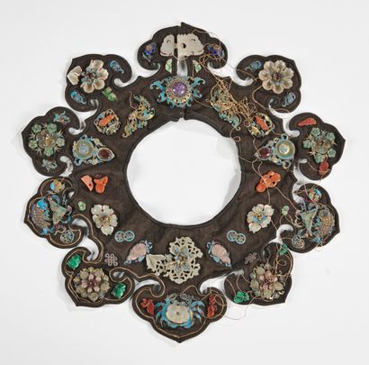 null CHINA - About 1900

Two black silk collars (Yun jian): 

- Collar enhanced with...