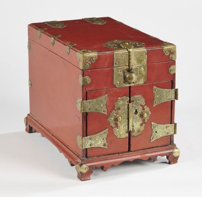 null VIETNAM - About 1900

Red lacquered vanity, the brass fittings chased with peaches...