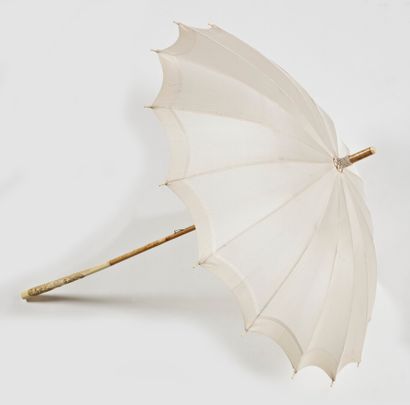 null JAPAN - MEIJI period (1868 - 1912)

Cream silk parasol, the ivory handle carved...