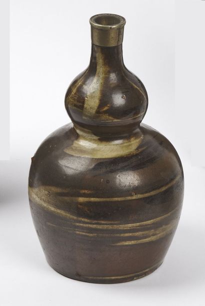 null JAPAN - EDO period (1603 - 1868), 19th century

A brown ochre and white marbled...