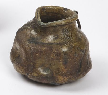 null JAPAN, Shigaraki kilns - EDO period (1603 - 1868), 18th century

Dented pot...