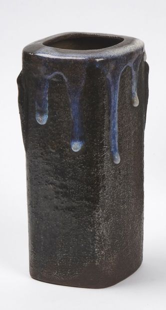 null JAPON - Epoque EDO (1603 - 1868), XIXe siècle

Vase à section carré en grès...
