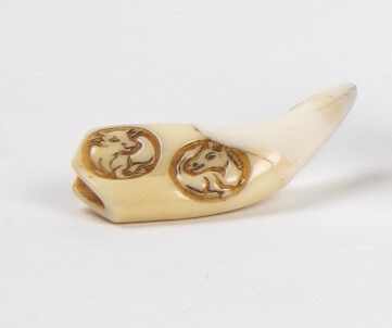 null JAPAN - 20th century

Netsuke in tooth, carved with a buffalo and a horse in...