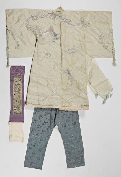 null CHINA and japan - About 1900

Set including :

blue silk trousers decorated...