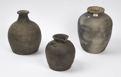 null CHINA and Japan - 19th century

Set of two jars and a jug in black terracotta,...