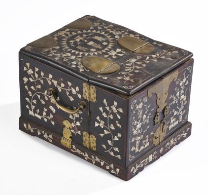 null VIETNAM - About 1900

Natural wood dressing table with mother-of-pearl inlaid...