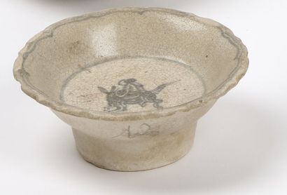 null VIETNAM - 15th/16th century

Small poly-lobed dish on a pedestal in white and...
