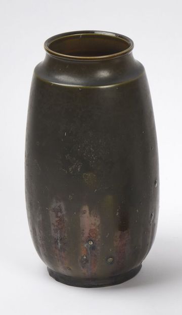 null JAPON - Epoque SHOWA (1926 - 1945)

Vase de forme ovoïde en grès émaillé brun...