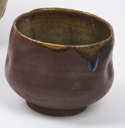 null JAPAN - EDO period (1603 - 1868), 19th century

A brown stoneware tea bowl (chawan)...