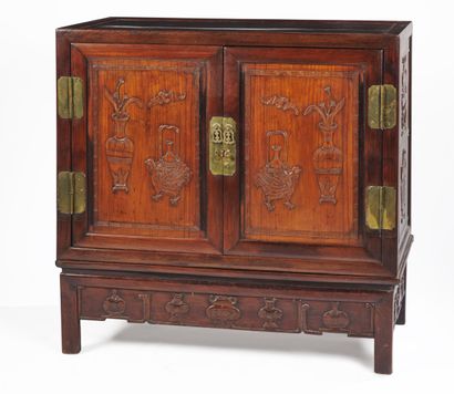 null CHINA - 19th century

A two doors sideboard in natural wood, with carved decoration...