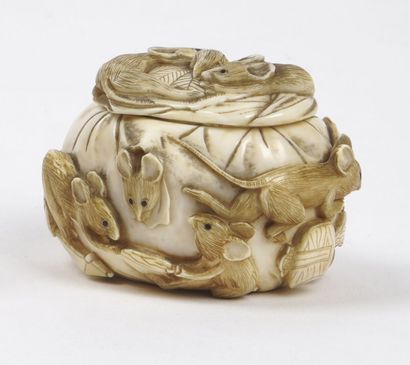 null JAPAN - MEIJI period (1868 - 1912)

Ivory box with mice stealing the treasures...