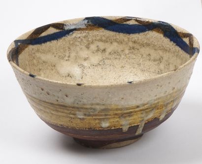 null JAPAN - Late EDO period (1603 - 1868)

A brown stoneware bowl glazed with white...