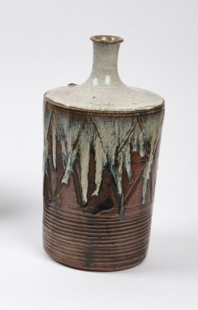 null JAPAN, HIGO kilns - EDO period (1603 - 1868), 19th century

A brown stoneware...