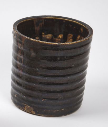null JAPAN - EDO period (1603 - 1868), 19th century

A brown-black stoneware ribbed...