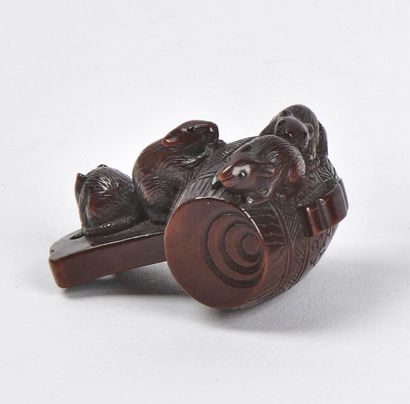 null JAPAN - MEIJI period (1868 - 1912)

Wooden netsuke, four rats climbing on the...