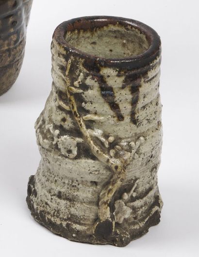 null JAPON - Epoque EDO (1603 - 1868), XVIIIe siècle

Petit vase annelé en grès émaillé...