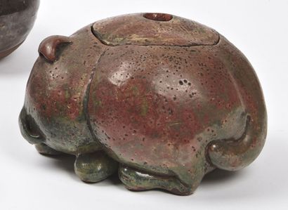 null JAPAN - EDO period (1603 - 1868)

Red, beige and green glazed stoneware pot...