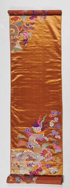 null VIETNAM - 20th century

Orange silk lee (pao liao) embroidered with polychrome...