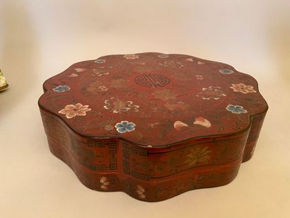 null CHINA - 20th century

A polychrome and gold lacquered wooden box on a red background...