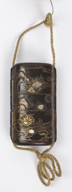 null JAPAN - EDO period (1603 - 1868)

Inro with four black lacquer boxes decorated...
