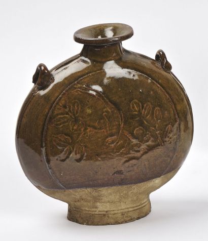 null CHINA - MING period (1368 - 1644)

Flat bottle in brown-green enamelled stoneware,...