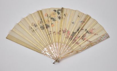 null CHINA - 19th century

Mother-of-pearl fan with eighteen strands, ink on silk,...