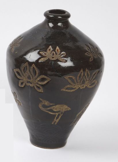 null JAPON - Epoque EDO (1603 - 1868)

Vase en grès émaillé brun, à décor en réserve...