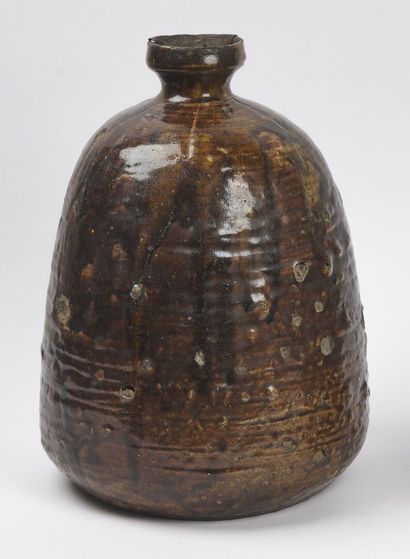 null JAPAN - EDO period (1603 - 1868)

A large brown glazed stoneware bottle with...