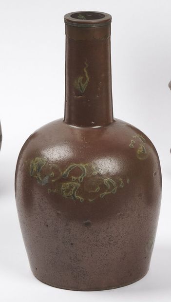 null JAPAN - EDO period (1603 - 1868), 18th century

A fawn glazed stoneware bottle...