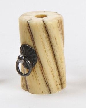 null JAPON - Epoque MEIJI (1868 - 1912)

Netsuke, tronçon de corne de narval, l'anneau...
