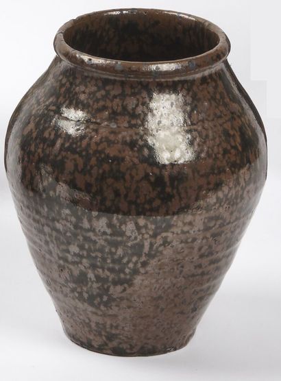 null JAPAN - EDO period (1603 - 1868), 18th century

A stoneware baluster pot with...