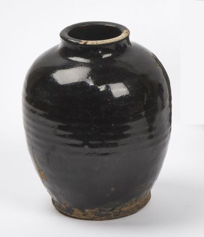 null JAPAN - EDO period (1603 - 1868), 19th century

A small stoneware baluster vase,...