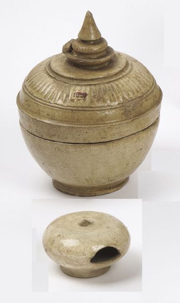 null CAMBODGE - XIIe/XIIIe siècle

Pot en grès émaillé beige, le couvercle à côtes...