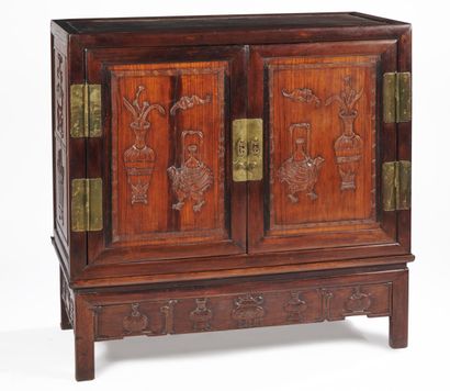 null CHINA - 19th century

A two doors sideboard in natural wood, with carved decoration...
