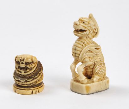 null JAPAN - MEIJI period (1868 - 1912)

Two small okimono forming seals in ivory,...