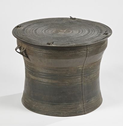 null VIETNAM, dong son style - About 1900

Bronze rain drum decorated with striations,...