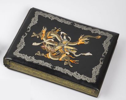null JAPAN - MEIJI period (1868 - 1912)

Photo album with lacquer cover with polychrome...