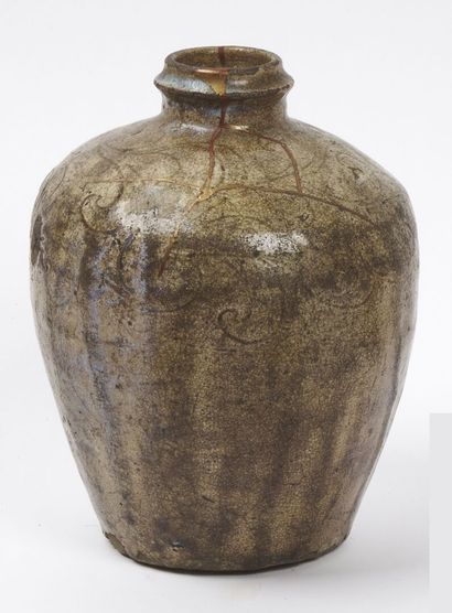 null JAPON - Milieu Epoque EDO (1603 - 1868)

Petit vase balustre en grès beige à...