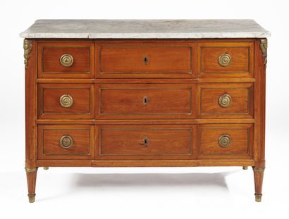 null Mahogany chest of drawers with mouldings and brass rods, the front opening to...