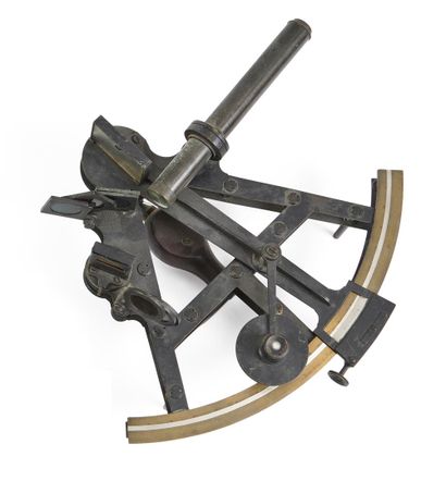 null Double frame brass sextant, divided blade on silver, complete with filters,...