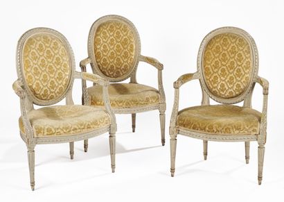 null Suite de six fauteuils en hêtre mouluré sculpté et peint à dossier médaillon...