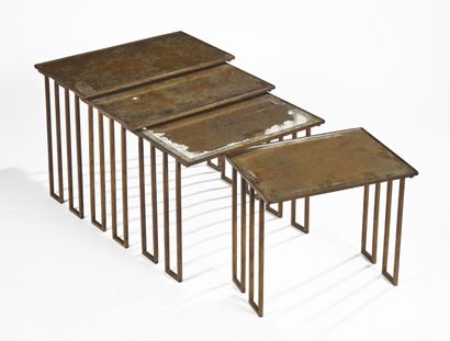  Jean ROYERE (1902-1981)				 
Tables gigognes à quatre éléments en fer doré de section...
