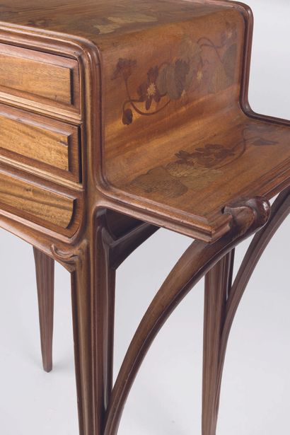 null Louis MAJORELLE (1850-1926)

Table in moulded walnut, mahogany veneer and marquetry...