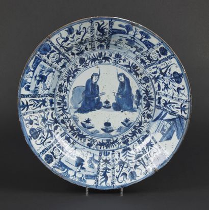 null CHINE

Grand plat rond en porcelaine à décor en camaïeu bleu au centre de deux...
