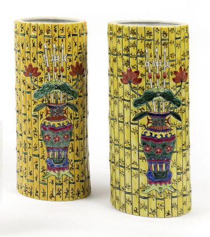 null CHINE

Paire de vases cylindriques en porcelaine à décor polychrome des émaux...