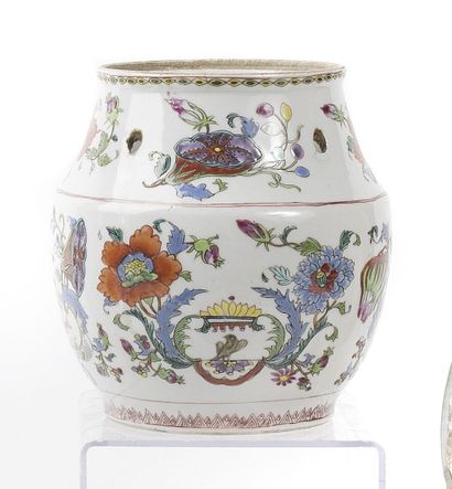null CHINE

Vase pot-pourri en porcelaine à décor polychrome des émaux de la famille...