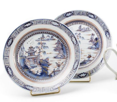 null CHINE

Deux assiettes en porcelaine à décor bleu, rouge et or Imari de pagodes...