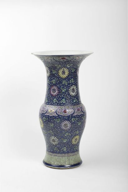 null CHINE

Vase de forme yenyen en porcelaine à décor polychrome des émaux de la...